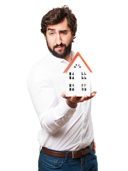 Mann, der ein Haus hält — Stockfoto