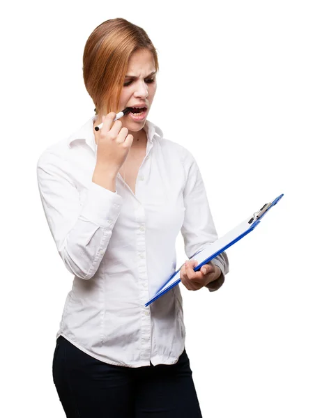 Mujer rubia con papel y pluma — Foto de Stock