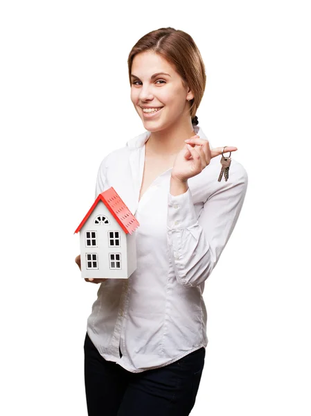 Blonde Frau mit kleinem Haus und Schlüssel — Stockfoto