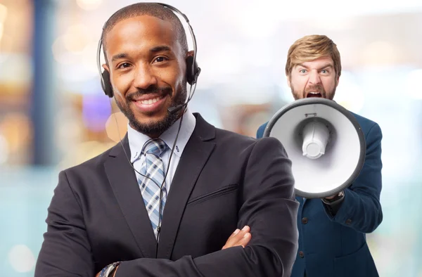 Jovem legal preto homem com telefones — Fotografia de Stock