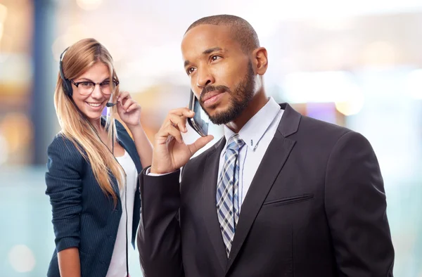 Cool svart ung talar på telefon — Stockfoto