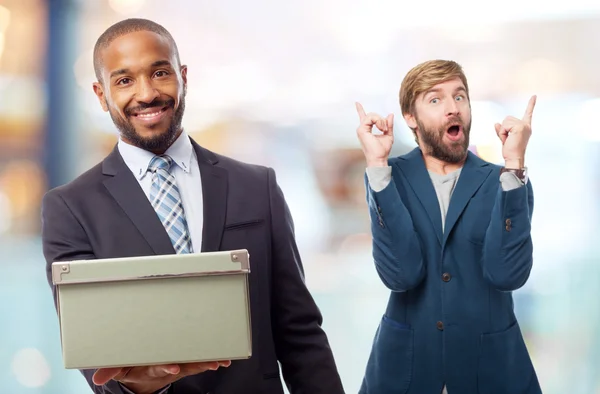 Joven fresco negro hombre ofreciendo una caja — Foto de Stock