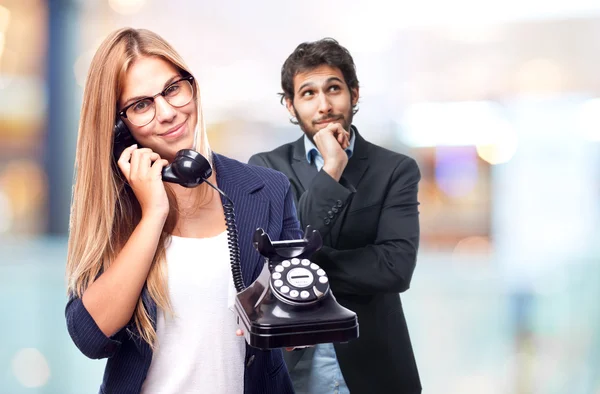 Jong cool vrouw spreken met een telefoon — Stockfoto