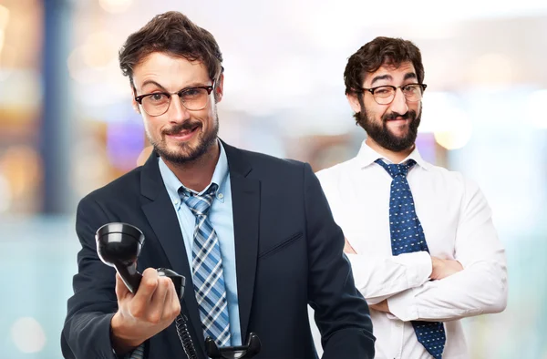 Jovem empresário louco oferecendo um telefone — Fotografia de Stock