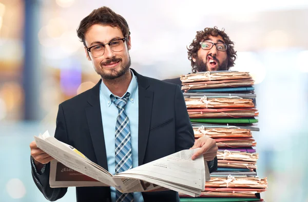 Junge verrückte Geschäftsmann zuversichtlich mit einer Zeitung — Stockfoto