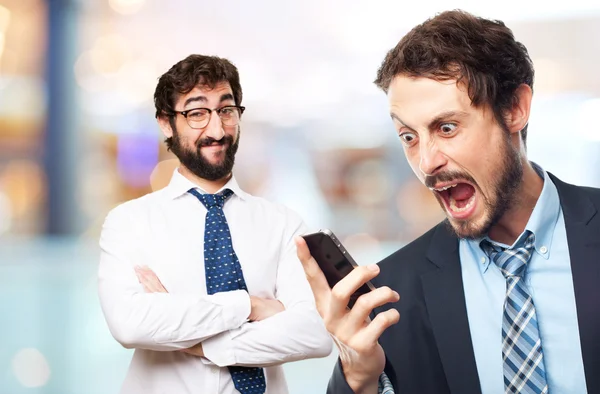 Jovem empresário louco gritando ao telefone — Fotografia de Stock