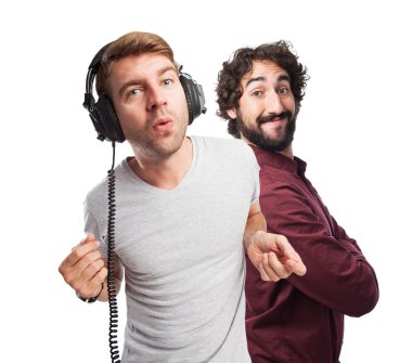 kulaklıklar ile sarışın adam