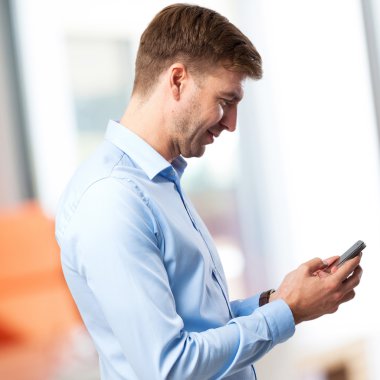 sarışın adam konuşan