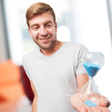 bir zamanlayıcı ile sarışın adam