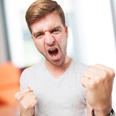 sarışın adam jest kutlama