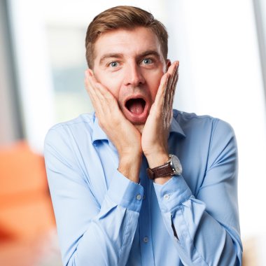 sarışın şaşırmış adam