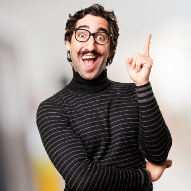 bilgiçlik taslayan adam bir fikir olan