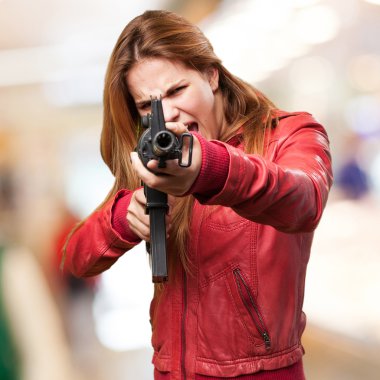 Silahlı sarışın kadın