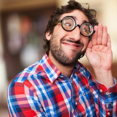 dinlemek çalışan deli adam