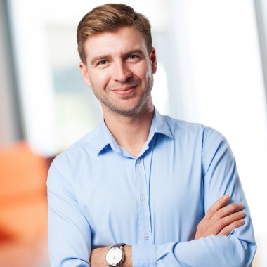 sarışın memnun adam