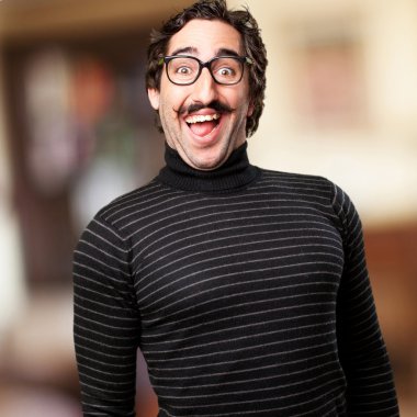 bilgiçlik taslayan mutlu adam