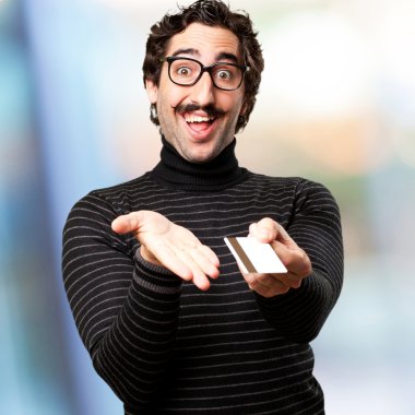 kredi kartı ile bilgiçlik taslayan adam