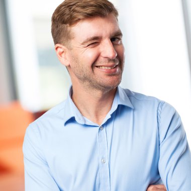 sarışın mutlu adam