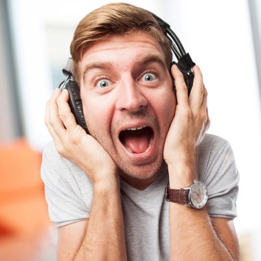 kulaklıklar ile sarışın adam