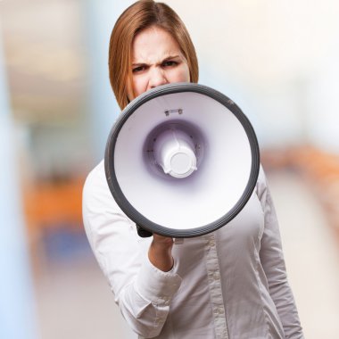 bir megafon sarışın kadınla