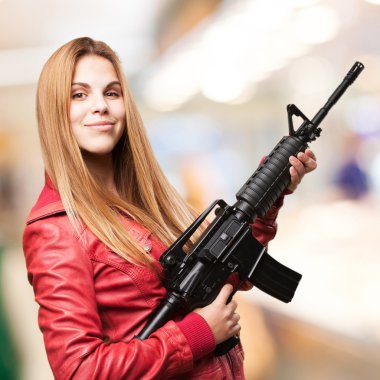 Silahlı sarışın kadın