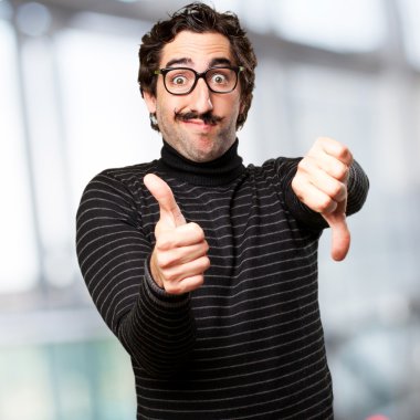 bilgiçlik taslayan adam şaşkın işareti