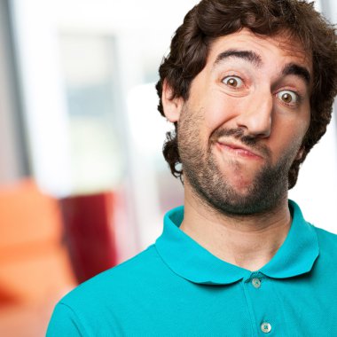 Genç adam düşünüyor.