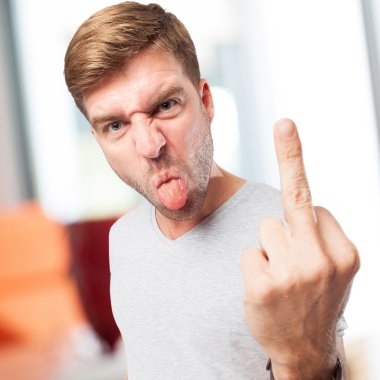 sarışın adam anlaşmazlık işareti