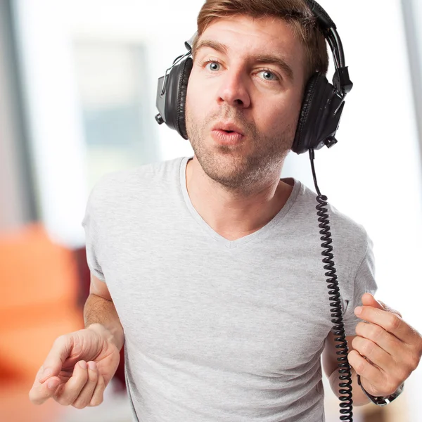 Homem loiro com fones de ouvido — Fotografia de Stock