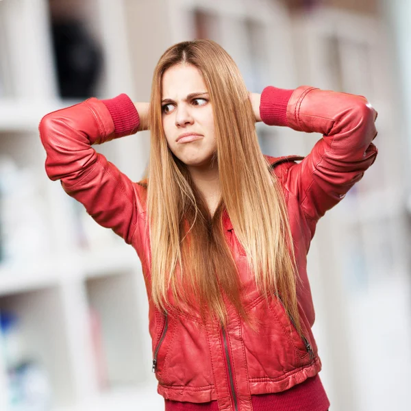 Blond kvinna förvirrad — Stockfoto