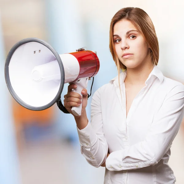 Blonde vrouw met een megafoon — Stockfoto