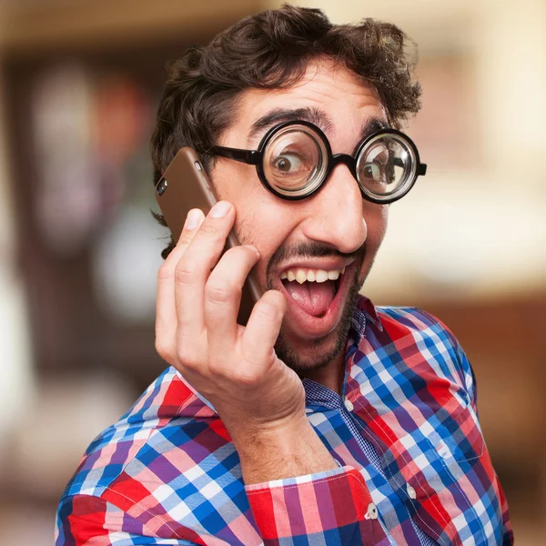 Щасливий чоловік говорить по телефону — стокове фото