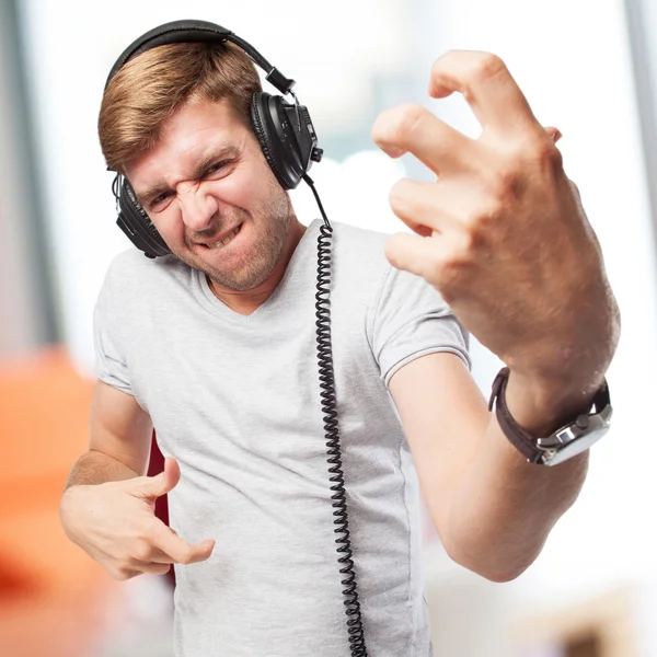 Blonder Mann mit Kopfhörern — Stockfoto