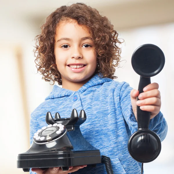 Svart tjej med en telefon — Stockfoto