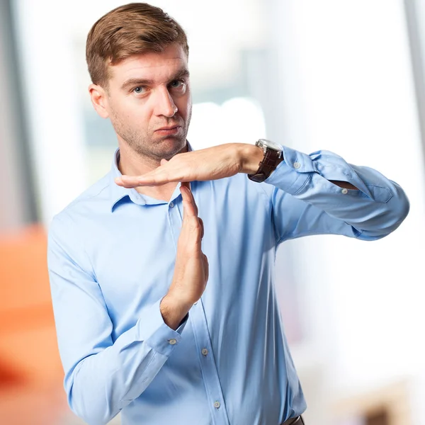 Blonder Mann Auszeit Zeichen — Stockfoto