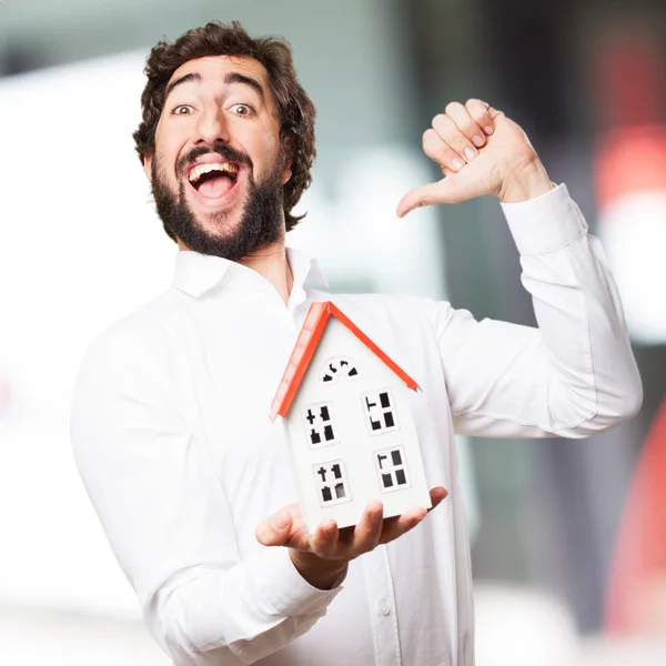 Uomo in possesso di una casa — Foto Stock