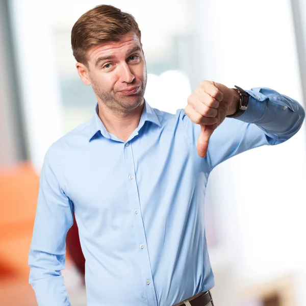 Blonder Mann widerspricht Schild — Stockfoto