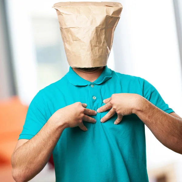 Hombre orgulloso con una bolsa de papel en la cabeza — Foto de Stock