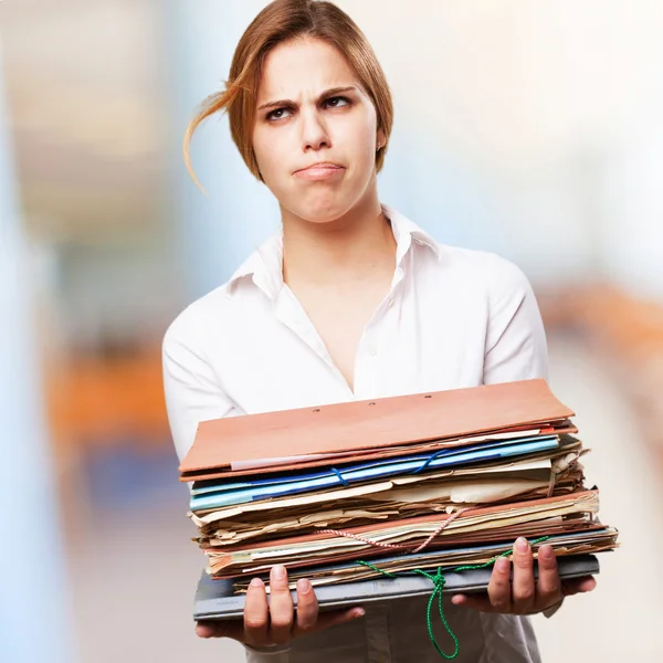 Mujer aburrida rubia con archivos —  Fotos de Stock