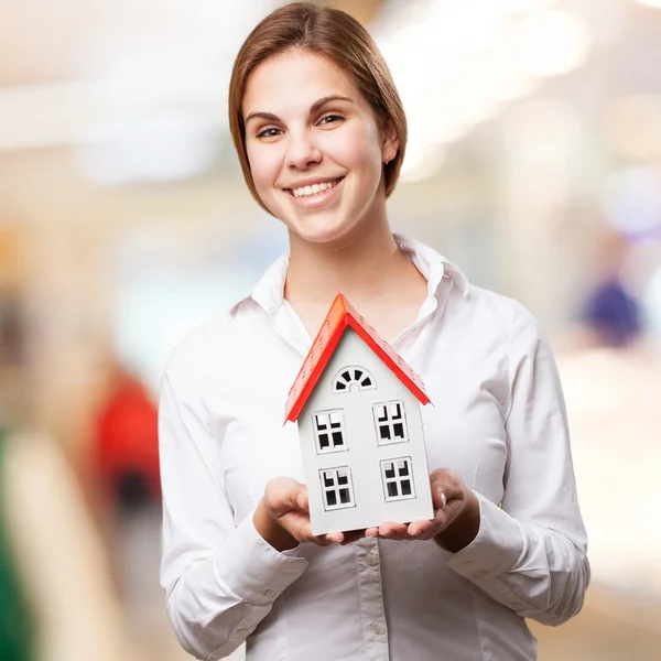 Blonde Frau mit kleinem Haus — Stockfoto