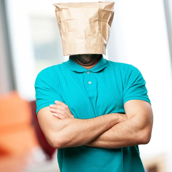 Грустный человек с бумажным пакетом в голове — стоковое фото