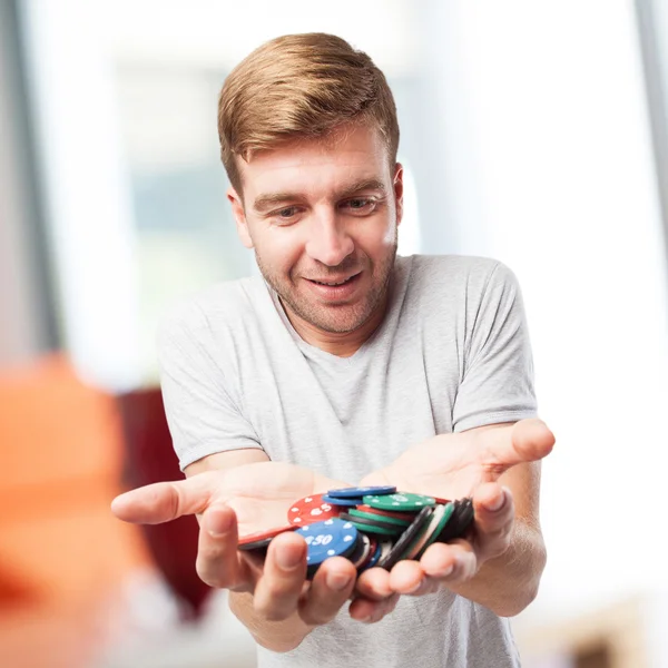 Uomo biondo con poker chips — Foto Stock