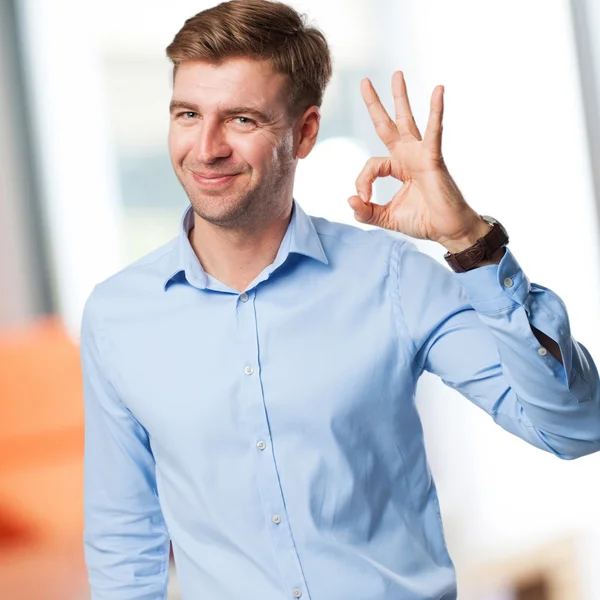 Blond man alla rätt tecken — Stockfoto