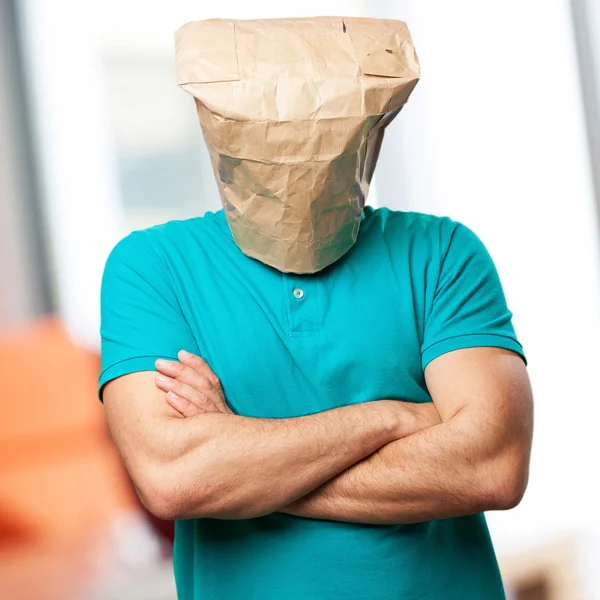 Un loco con una bolsa de papel en la cabeza. concepto enojado o triste — Foto de Stock