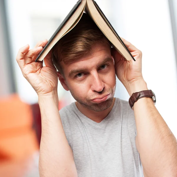 Homme blond avec un livre — Photo