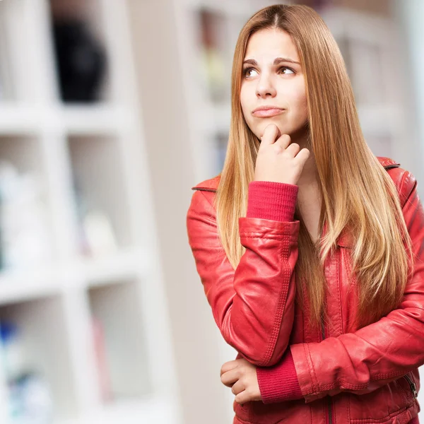 Donna bionda che pensa — Foto Stock