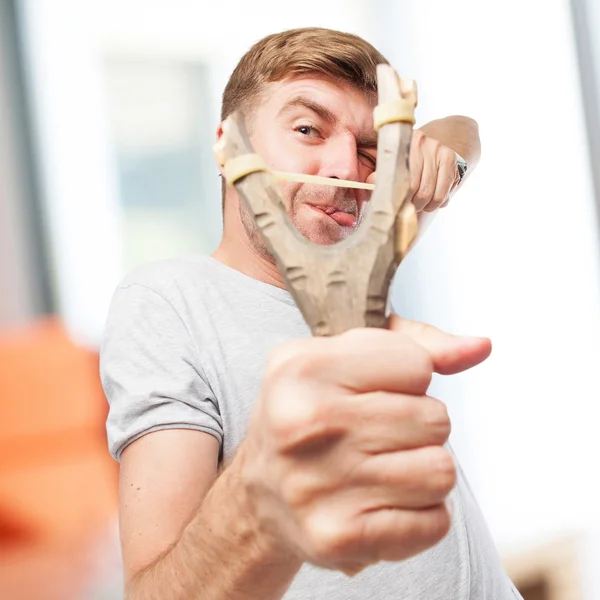 Blond man met een katapult — Stockfoto