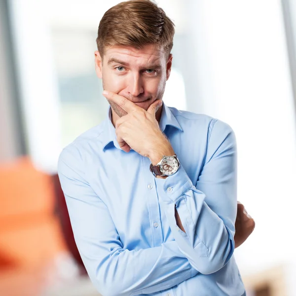 Blond man tänker — Stockfoto