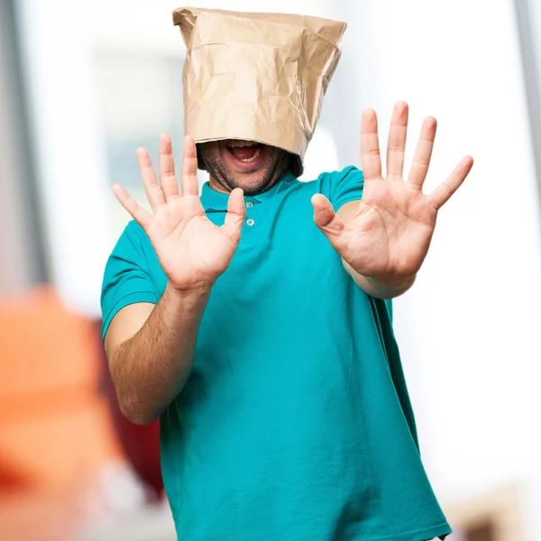 Šokovaný muž s papírový sáček v hlavě — Stock fotografie