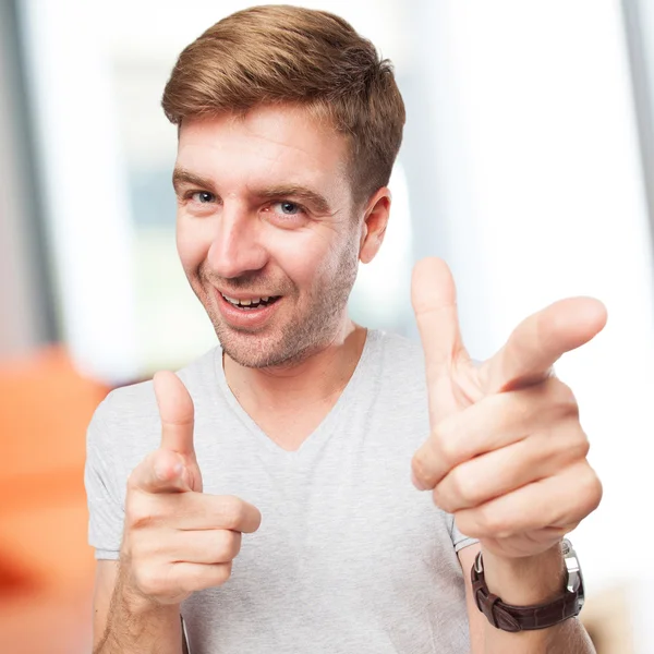 Uomo biondo festeggia il gesto — Foto Stock